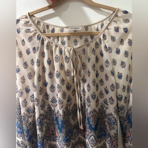 BLU PEPPER Elegant Beige Patterned Blouse, Medium, Like New - Picture 3 of 6